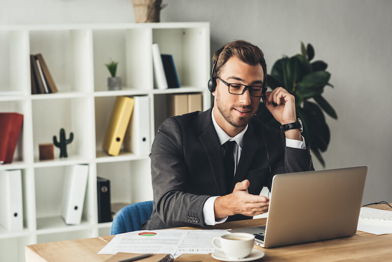 Ein Mitarbeiter im Home-Office der die Vorteile der Digitalisierung von Vertriebsprozessen wiederspiegelt